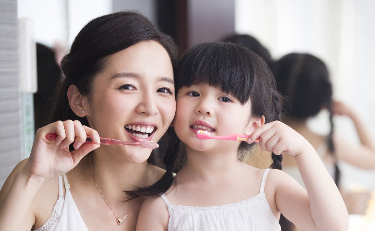 https://maidstone.rwmarketing.com.au/wp-content/uploads/2022/05/mother-and-daughter-brushing-teeth-2022-04-02-00-31-13-utc-1.jpg